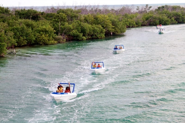 Amigos en lanchas rápidas en Cancún